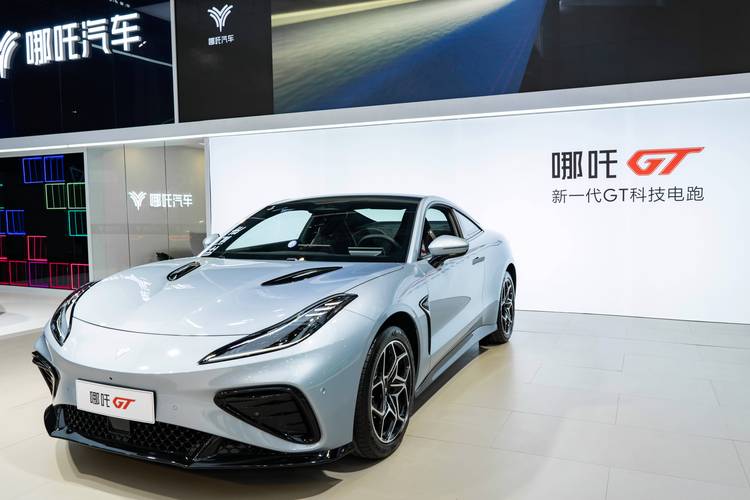 重庆99哪吒汽车在智能汽车领域的表现，领途汽车在新能源汽车市场中的影响力